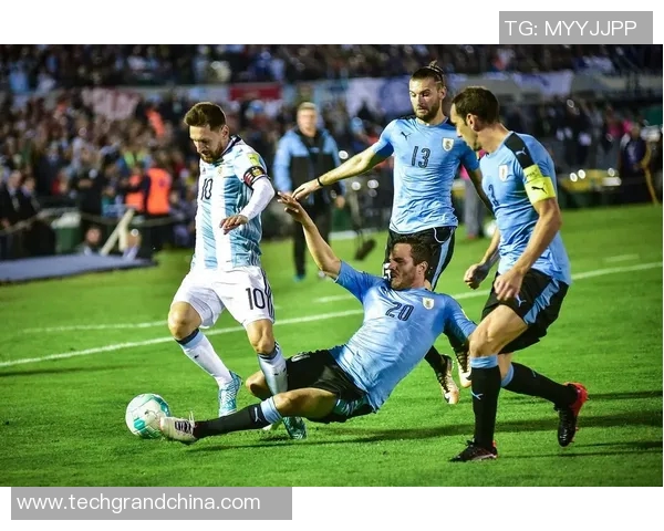 现役足球明星的魅力与风采:帅气球员们的场上场下生活揭秘 现役足球明星的魅力与风采:帅气球员们的场上场下生活揭秘