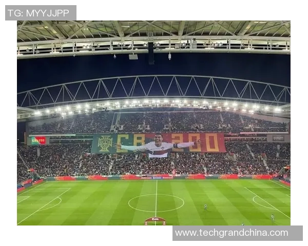 荣耀时刻足球明星提着奖杯展现辉煌成就与梦想追逐的激情瞬间