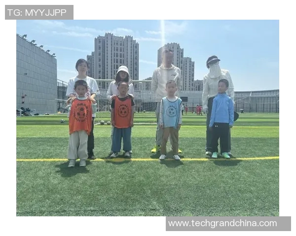 足球明星与女儿的温馨瞬间可爱照片展现亲子情深 足球明星与女儿的温馨瞬间可爱照片展现亲子情深