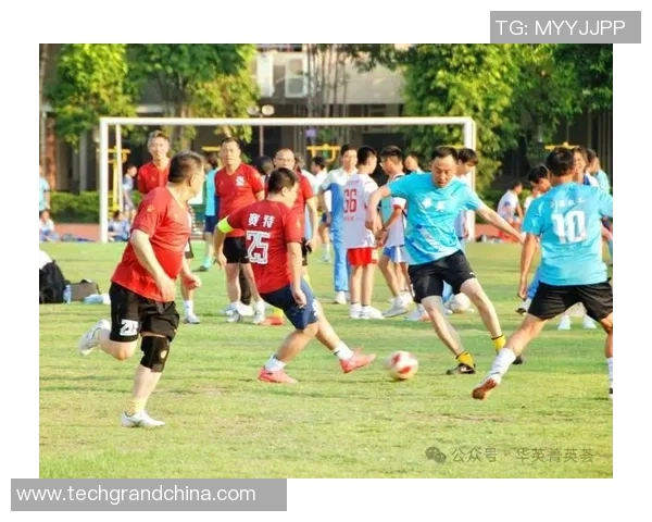 足球明星挑战极限踢球进篮筐的精彩瞬间与背后故事