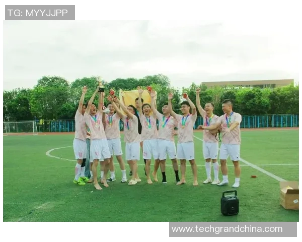 足球明星与美女球迷的精彩瞬间视频集锦让你领略足球魅力与青春风采 足球明星与美女球迷的精彩瞬间视频集锦让你领略足球魅力与青春风采